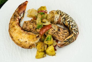 Sörf ve biftek ve kerevit. 