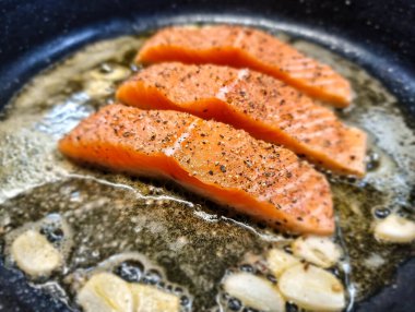 Bitki ve baharatlı taze somon filetosu.