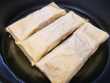 Bitki ve baharatlı taze somon filetosu.