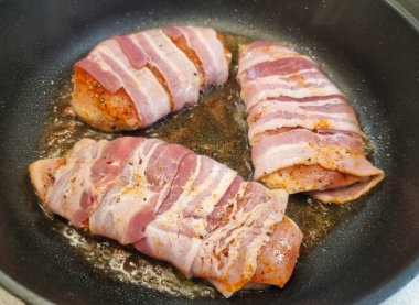 Bitki ve baharatlı tavuk göğsü filetosu.