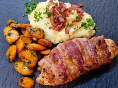 Bitki ve baharatlı tavuk göğsü filetosu.