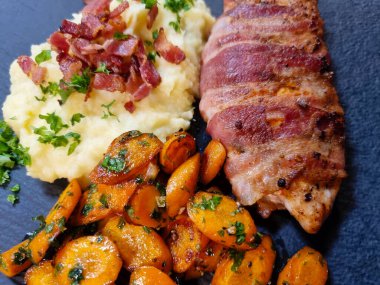 Bitki ve baharatlı tavuk göğsü filetosu.