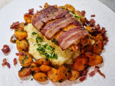 Bitki ve baharatlı tavuk göğsü filetosu.