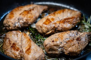 Bitki ve baharatlı tavuk göğsü filetosu.