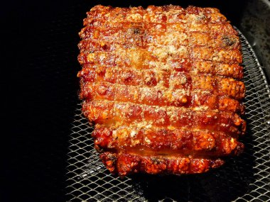 Pork Royal geleneksel domuz rostosu, sebzeli ve yabani sarımsaklı.