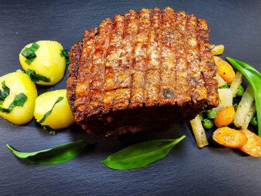 Pork Royal geleneksel domuz rostosu, sebzeli ve yabani sarımsaklı.