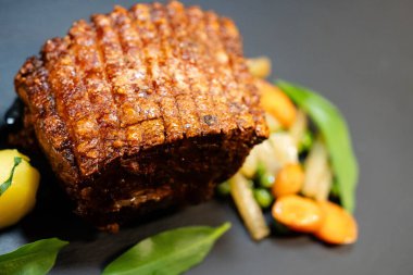 Pork Royal geleneksel domuz rostosu, sebzeli ve yabani sarımsaklı.