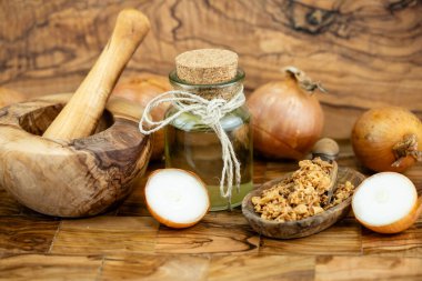 Zeytin ağacında kavrulmuş soğan