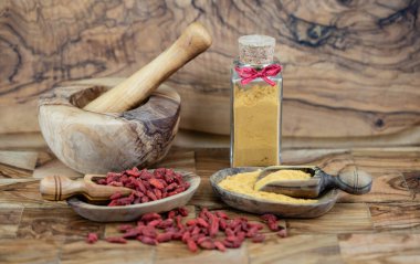 Kurutulmuş Goji üzümleri zeytin ağacında.