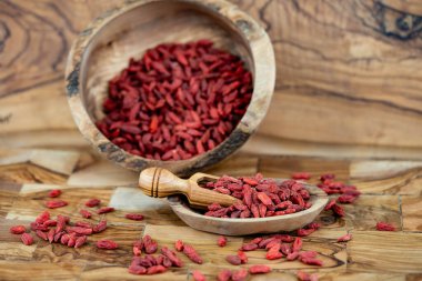 Kurutulmuş Goji üzümleri zeytin ağacında.