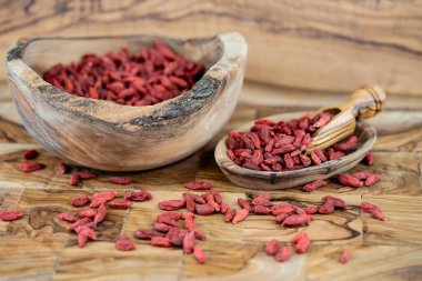 Kurutulmuş Goji üzümleri zeytin ağacında.