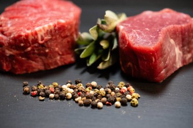 Biftek fileto, bitkiler ve baharatlarla.