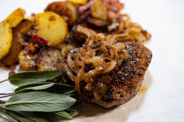 Biftek fileto, bitkiler ve baharatlarla.