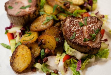 Kızarmış domuz budu bifteği.