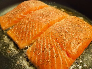 Bitki ve baharatlı taze somon filetosu.