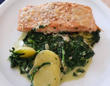 Bitki ve baharatlı taze somon filetosu.