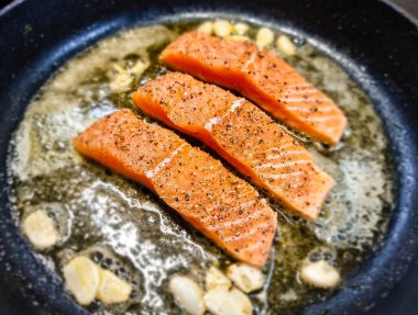 Bitki ve baharatlı taze somon filetosu.