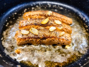 Bitki ve baharatlı taze somon filetosu.