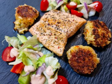 Bitki ve baharatlı taze somon filetosu.