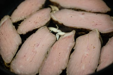 Kuşkonmaz ve maydanoz soslu bonfile dana eti.