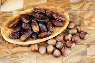 Fındık meyveli Corylus Avellana zeytin ağacında
