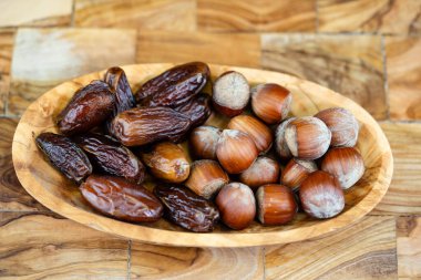 Fındık meyveli Corylus Avellana zeytin ağacında