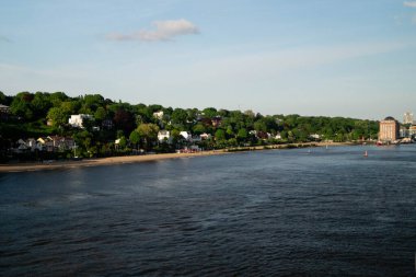 Hamburg limanının hemen arkasındaki Elbe Nehri kıyısında.