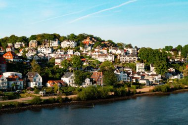 Hamburg limanının hemen arkasındaki Elbe Nehri kıyısında.