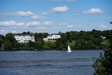 Hamburg limanının hemen arkasındaki Elbe Nehri kıyısında.