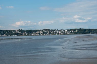 Hamburg limanının hemen arkasındaki Elbe Nehri kıyısında.