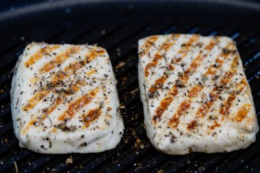 ekmek ve fırında Yunan koyun peyniri otlar ve baharatlarla