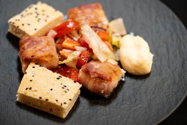 ekmek ve fırında Yunan koyun peyniri otlar ve baharatlarla