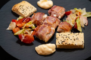 ekmek ve fırında Yunan koyun peyniri otlar ve baharatlarla