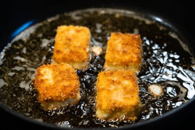 ekmek ve fırında Yunan koyun peyniri otlar ve baharatlarla