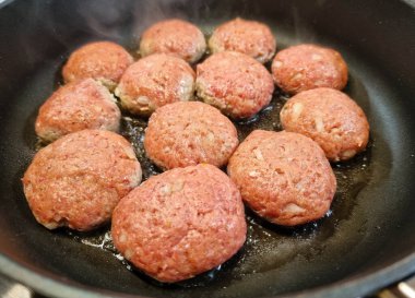 Kızarmış patatesli kızarmış köfte.