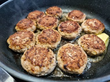 Kızarmış patatesli kızarmış köfte.