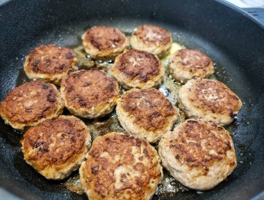 Kızarmış patatesli kızarmış köfte.