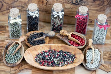 Zeytin ağacında bir yığın biber.