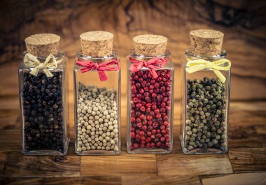 Zeytin ağacında bir yığın biber.
