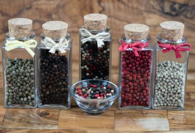 Zeytin ağacında bir yığın biber.