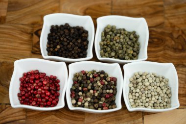 Zeytin ağacında bir yığın biber.