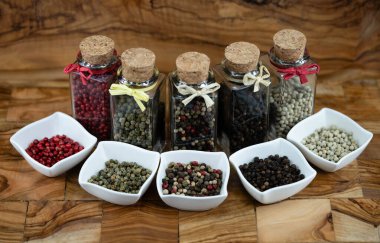 Zeytin ağacında bir yığın biber.