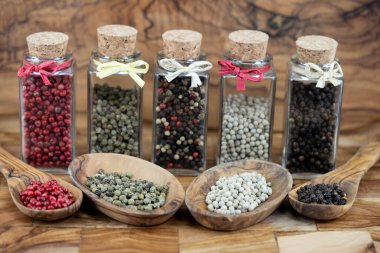 Zeytin ağacında bir yığın biber.