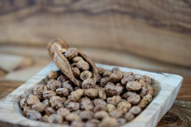 Kaplan fındığı Cyperus esculentus zeytin ağacında