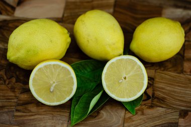 limon meyvesi ve zeytin ağacının üzerinde limonlu turşu.