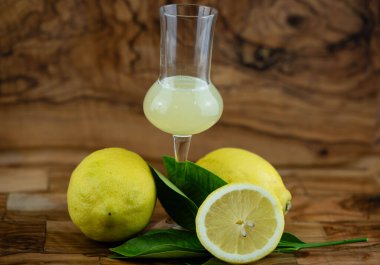 limon meyvesi ve zeytin ağacının üzerinde limonlu turşu.