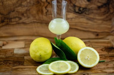limon meyvesi ve zeytin ağacının üzerinde limonlu turşu.