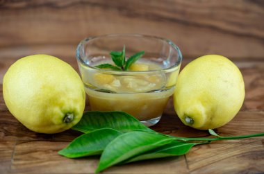 limon meyvesi ve zeytin ağacının üzerinde limonlu turşu.