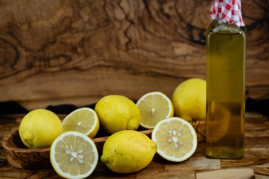 limon meyvesi ve zeytin ağacının üzerinde limonlu turşu.