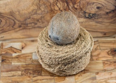 Copra kurutulmuş hamuru ve Hindistan cevizi ipliklerinden yapılmış Cocos nucifera.